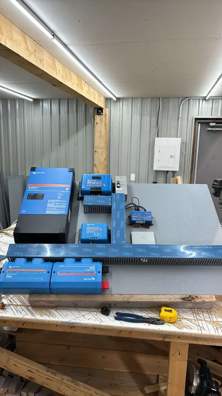 Assemblage d’un panneau électrique à l’atelier