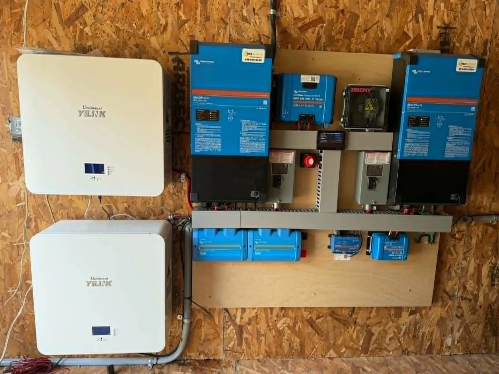 Deux batteries murales YiLink raccordées à des onduleurs-chargeurs Victron, installées par DSS Énergie